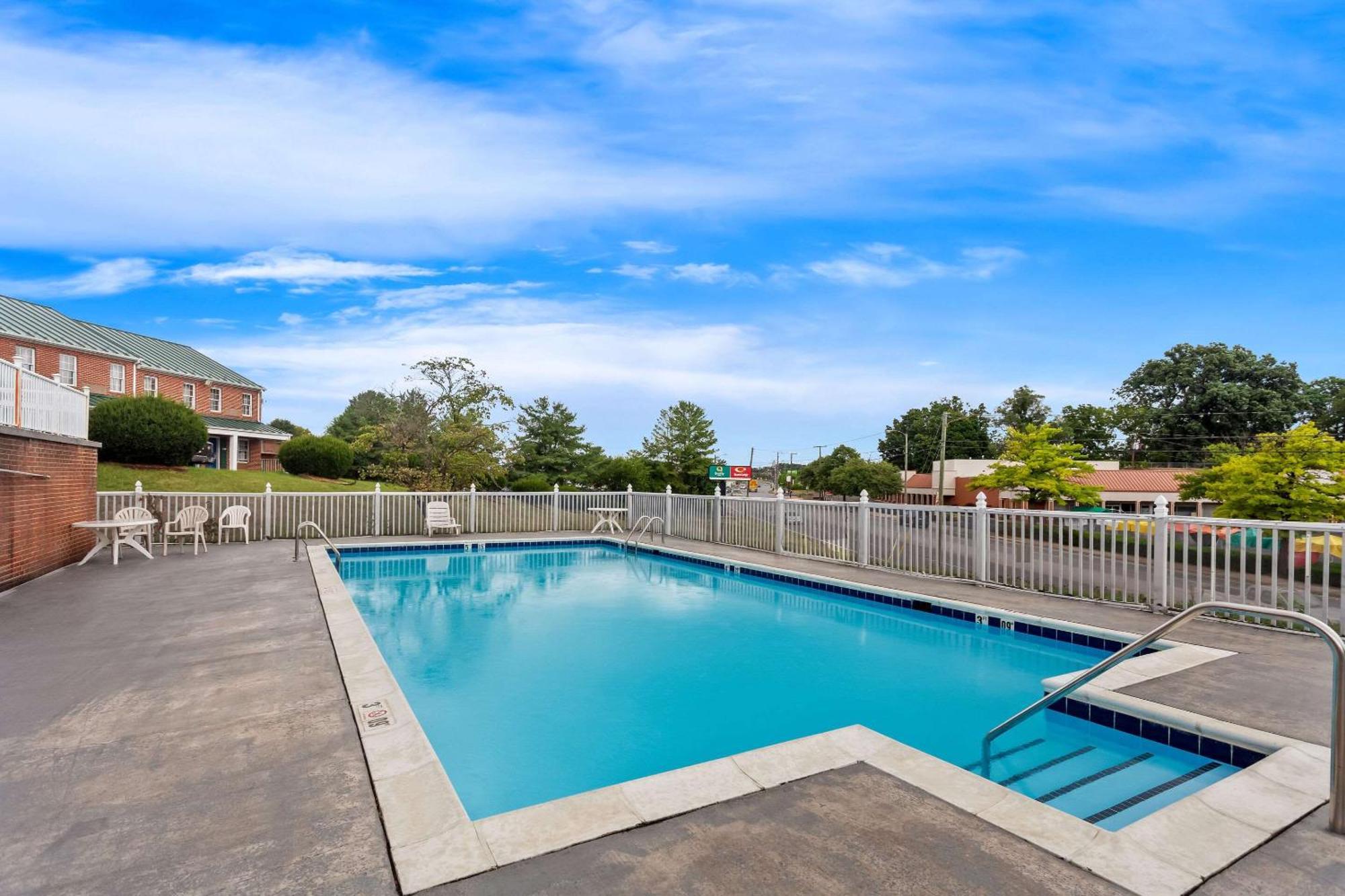 Econo Lodge Waynesboro - Skyline Drive エクステリア 写真