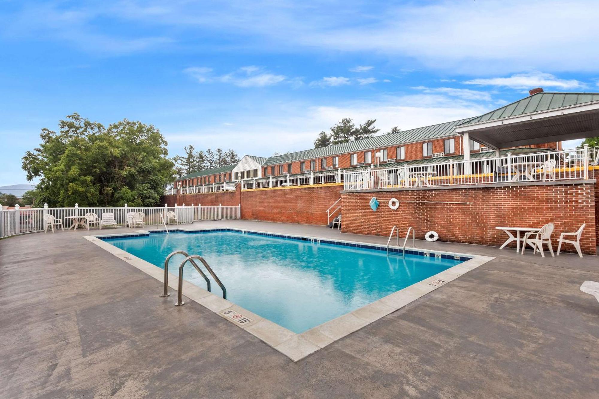 Econo Lodge Waynesboro - Skyline Drive エクステリア 写真